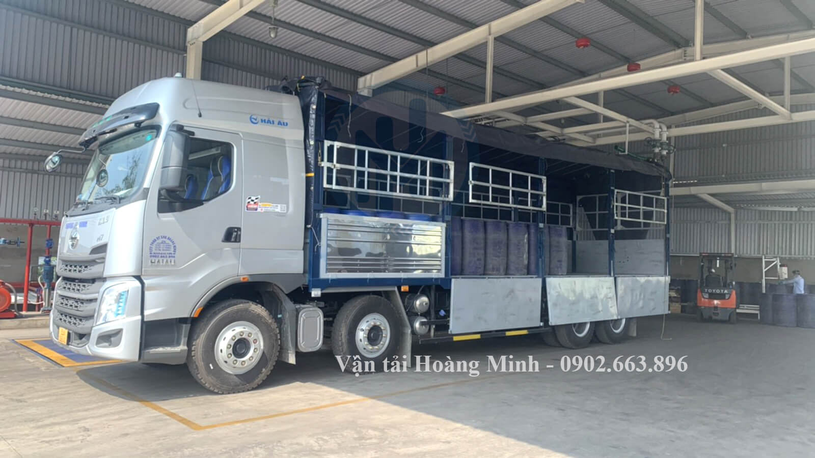 xe tải chở hàng phuy hoá chất tại KCN Nhơn Trạch