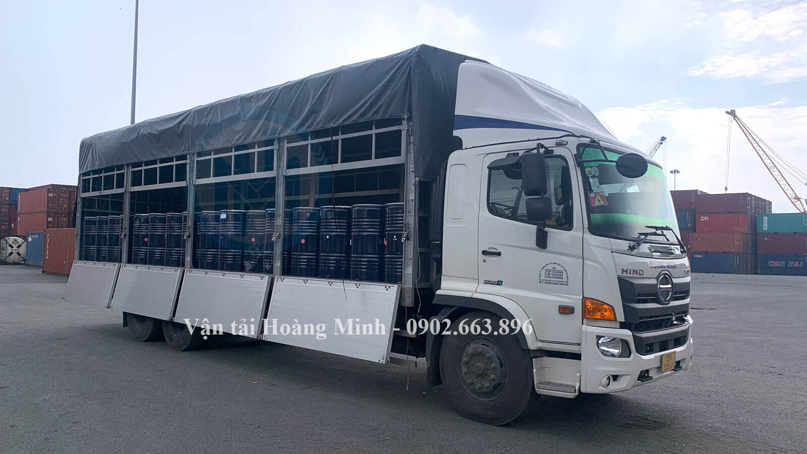 Hình ảnh xe tải chở hàng hoá chất dạng phuy tại cảng biển chở về kho khách hàng tại Tiền Giang