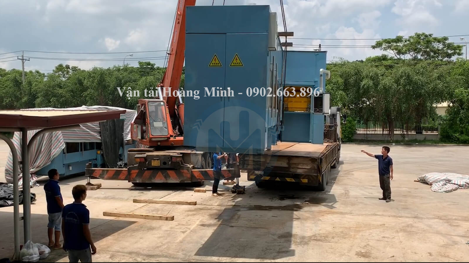 Hình ảnh vận chuyển nhà xưởng bằng xe cẩu Kato chuyên dụng cho khách tại Đồng Nai.jpg