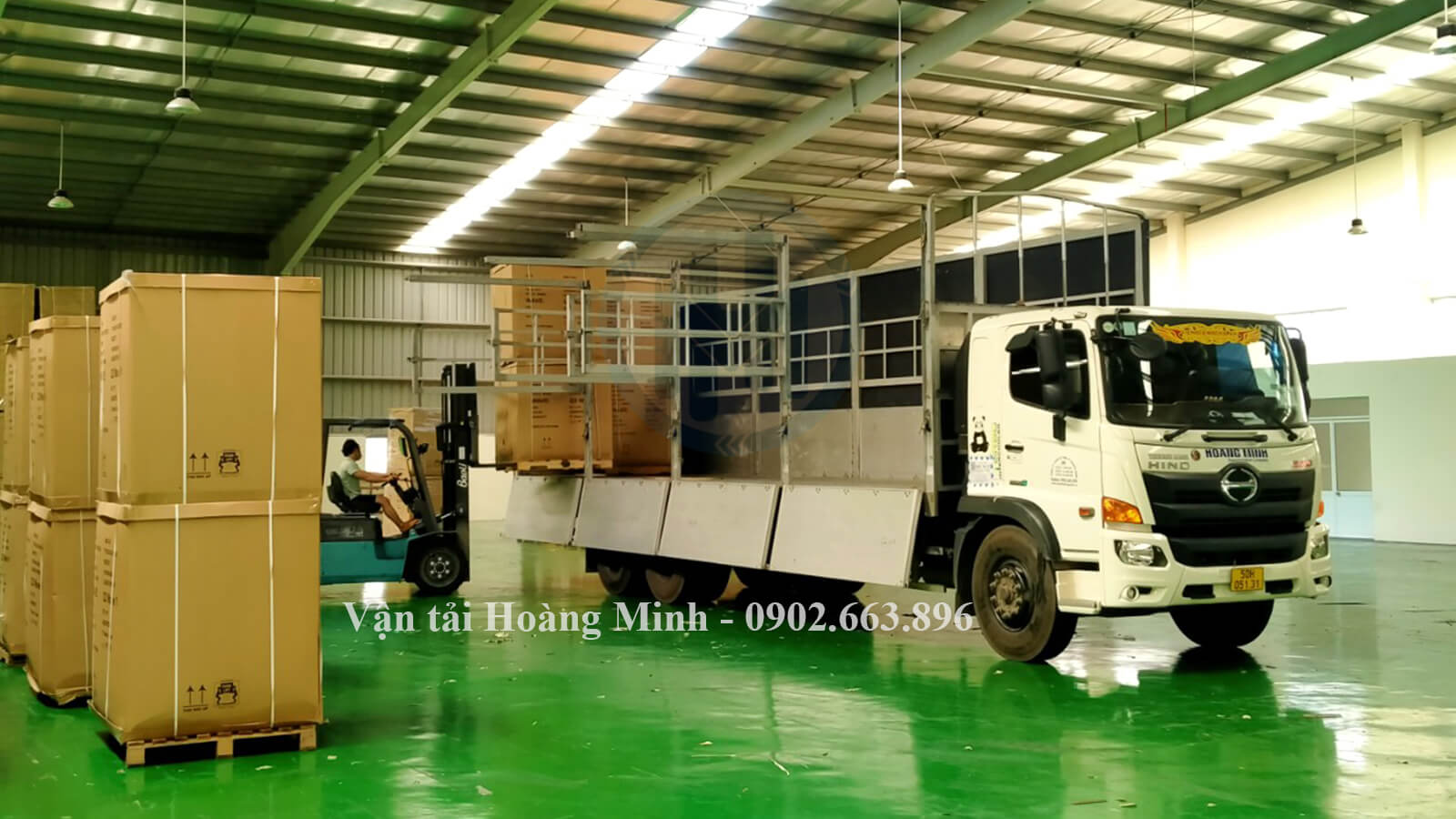 Hình ảnh xe Hoàng Minh vận chuyển hàng hoá tại kho Đồng Nai.jpg
