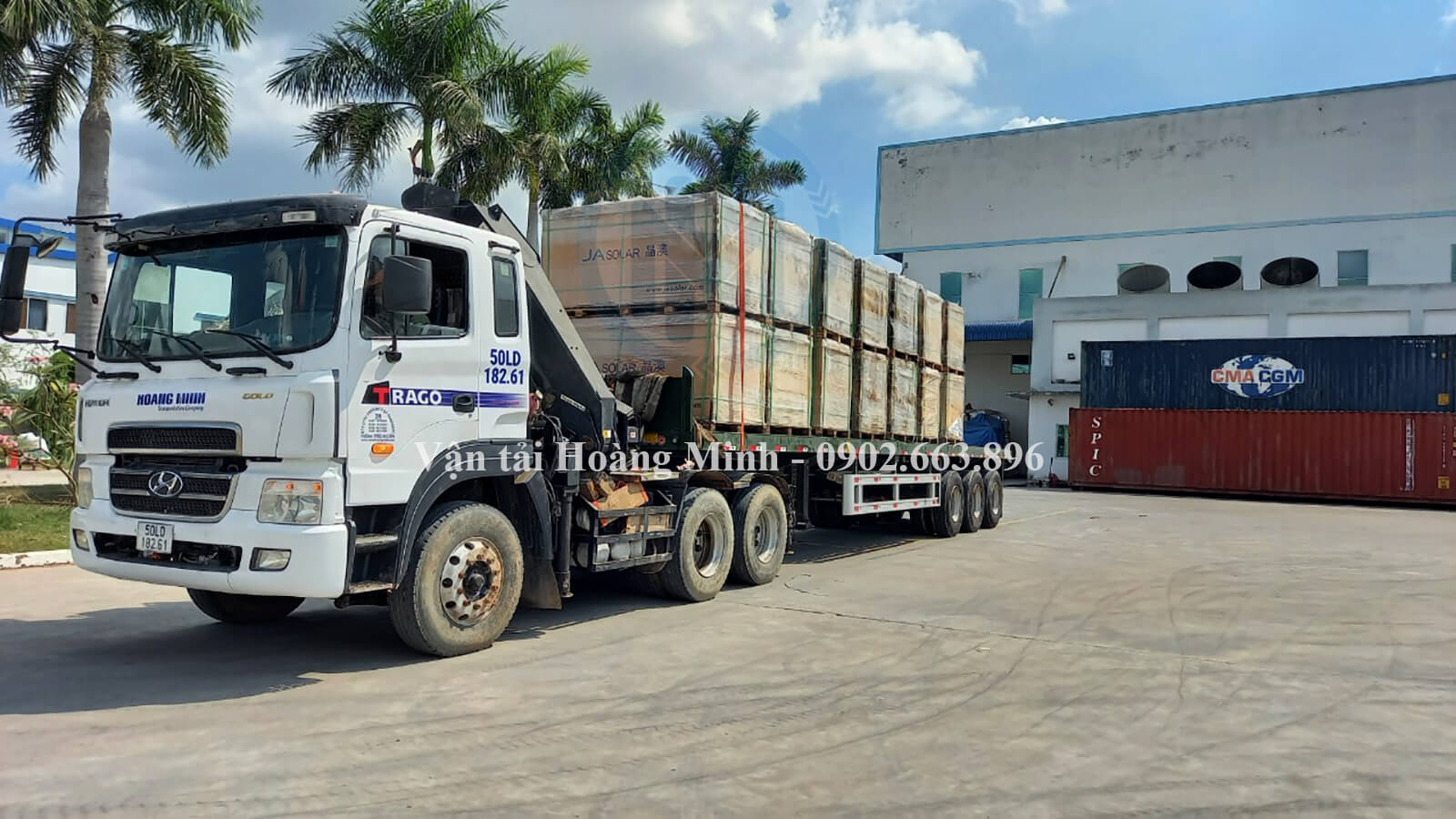 Hoàng Minh đang vận chuyển hàng hoá tại xưởng Tiền Giang.jpg