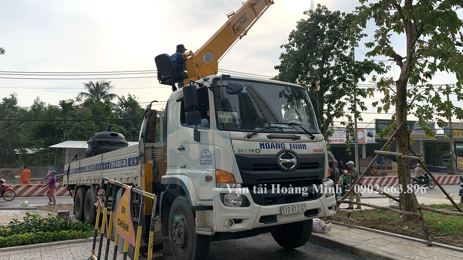 Nhân viên Hoàng Minh di dời xe cẩu đến công trình tại Đồng Nai.jpg
