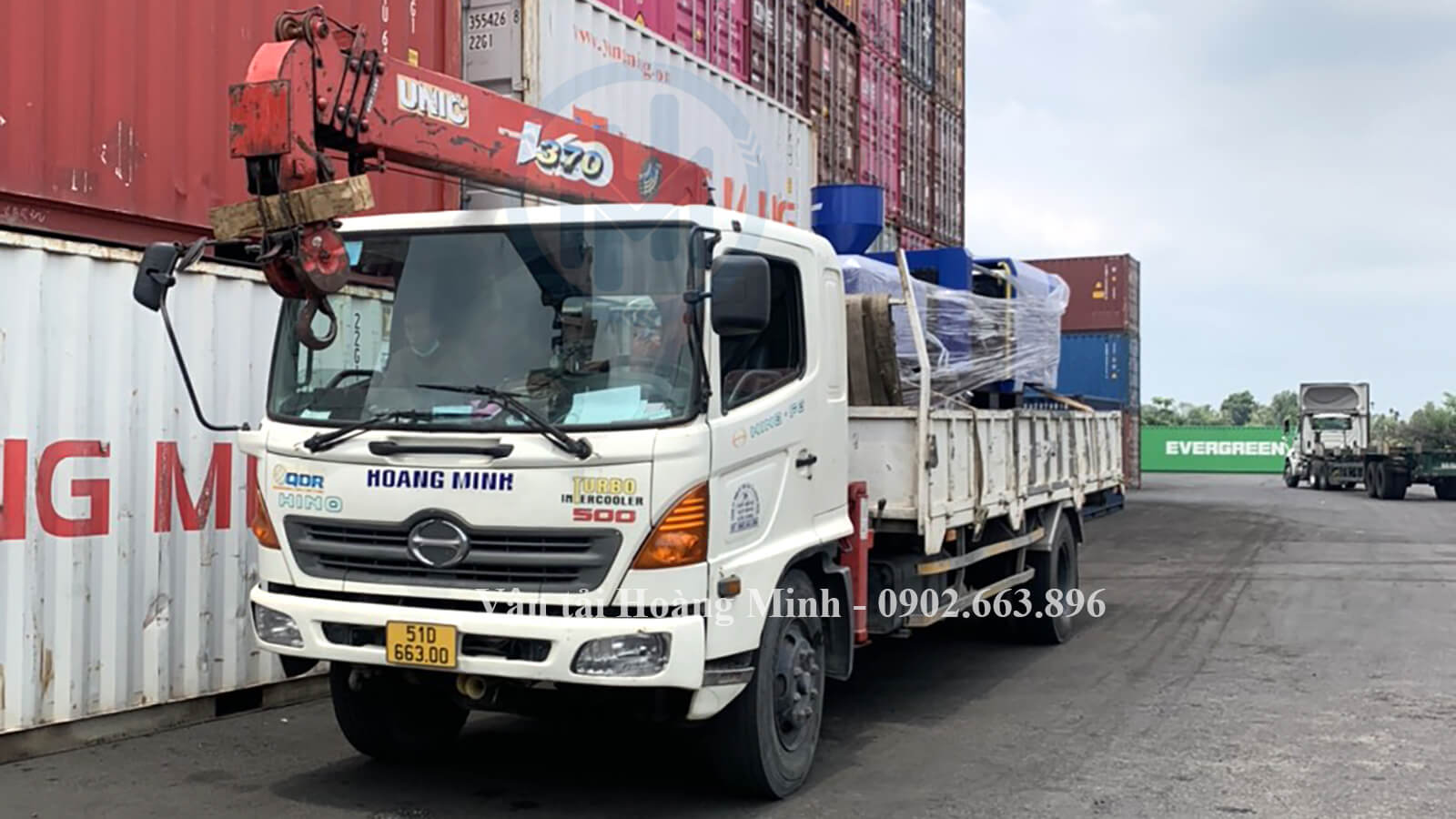 Xe cẩu Hoàng Minh đang chở hàng xuất khẩu tại kho cảng Tiền Giang.