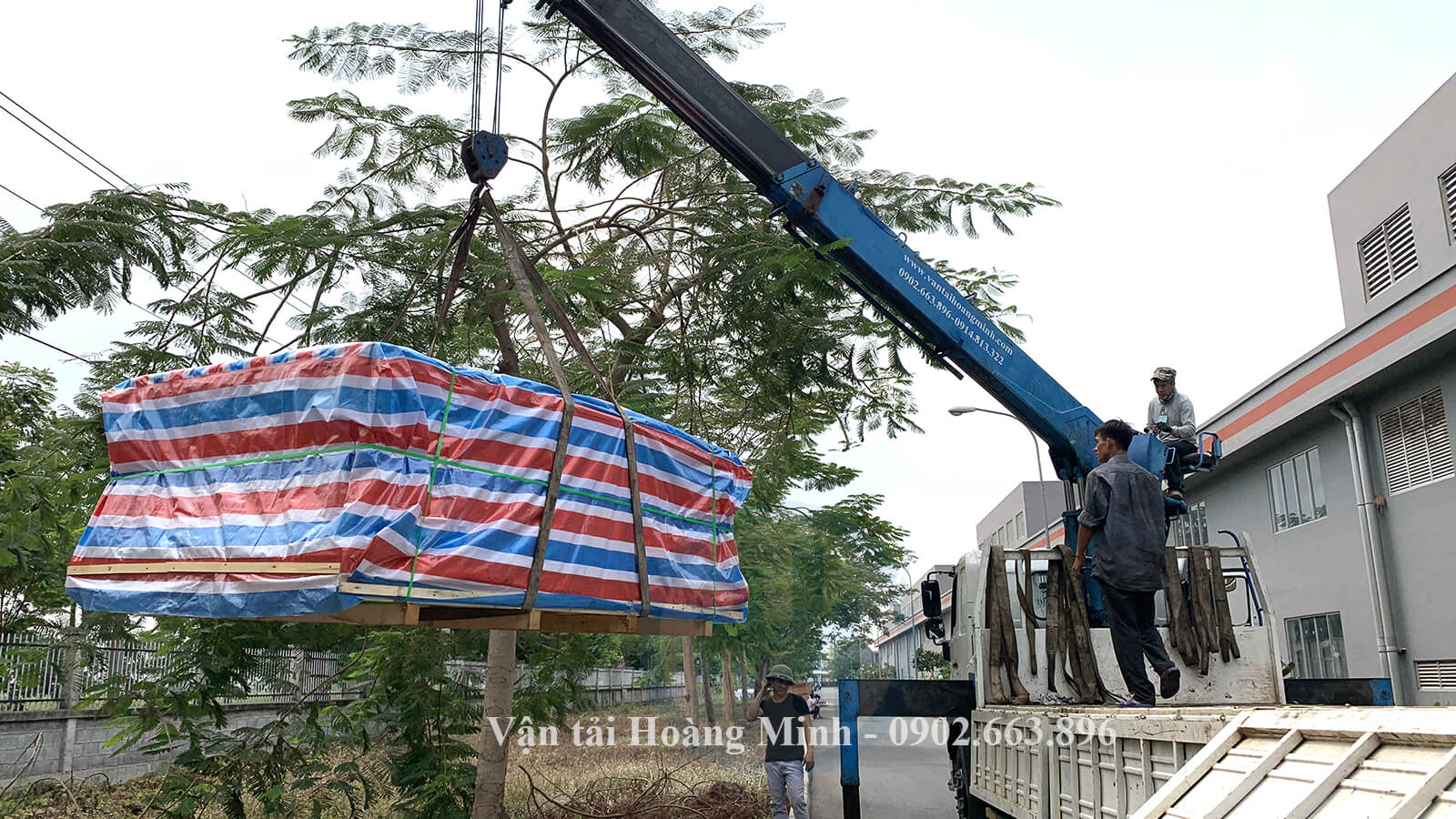 Xe cẩu chuyên dụng của Hoàng Minh cẩu hàng hoá tại Tây Ninh.jpg