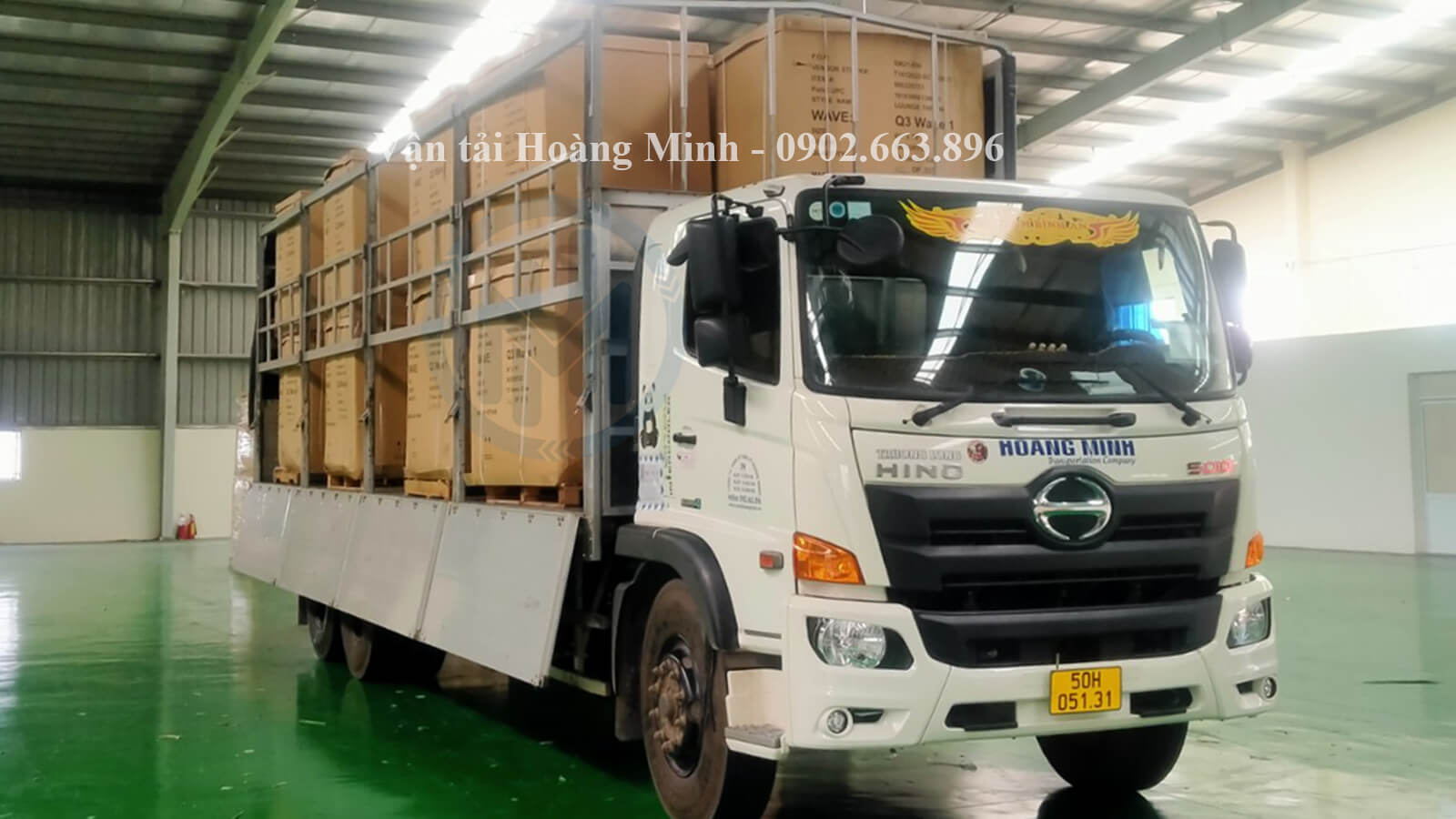 Xe tải chở hàng tại kho Phú Nhuận.jpg