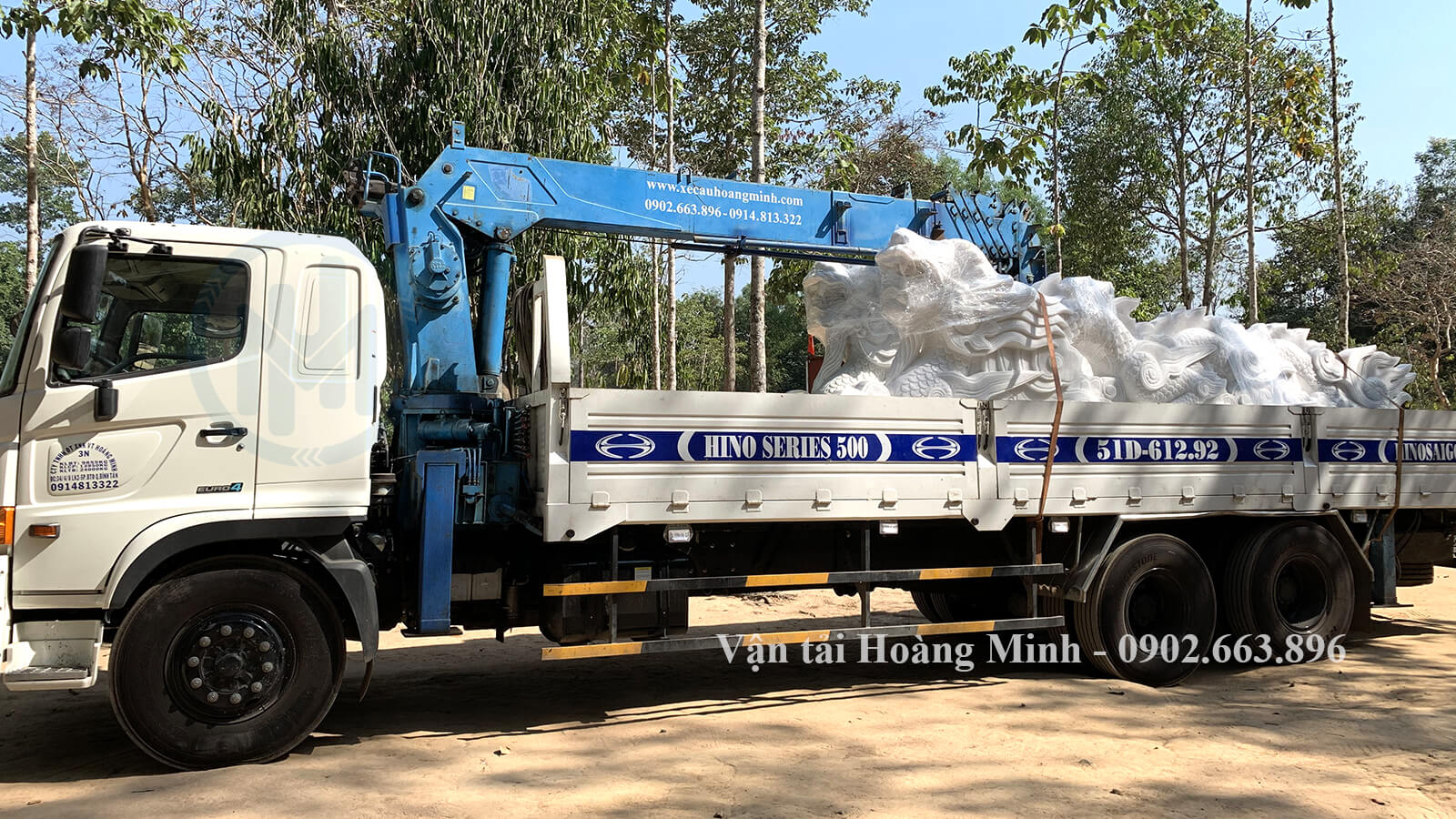 xe cẩu Hoàng Minh cẩu hàng cho khách tại Bình Phước.jpg