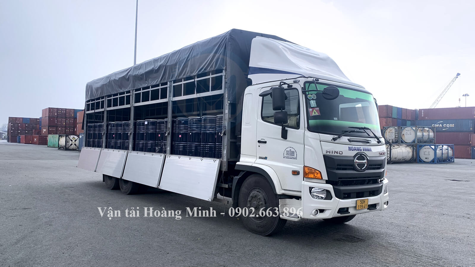 hình ảnh xe tải chở 15 tấn hàng hoá chất dạng phuy từ cảng Cát Lái về Tiền Giang cho khách hàng
