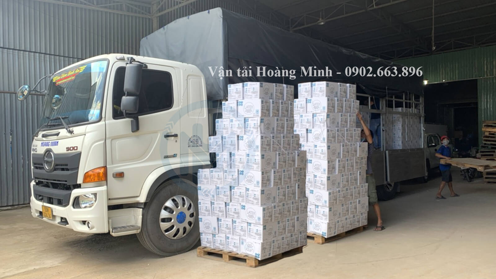 Hình ảnh xe tải Hoàng Minh vận chuyển bột trét cho khách tại Phú Giáo.jpg