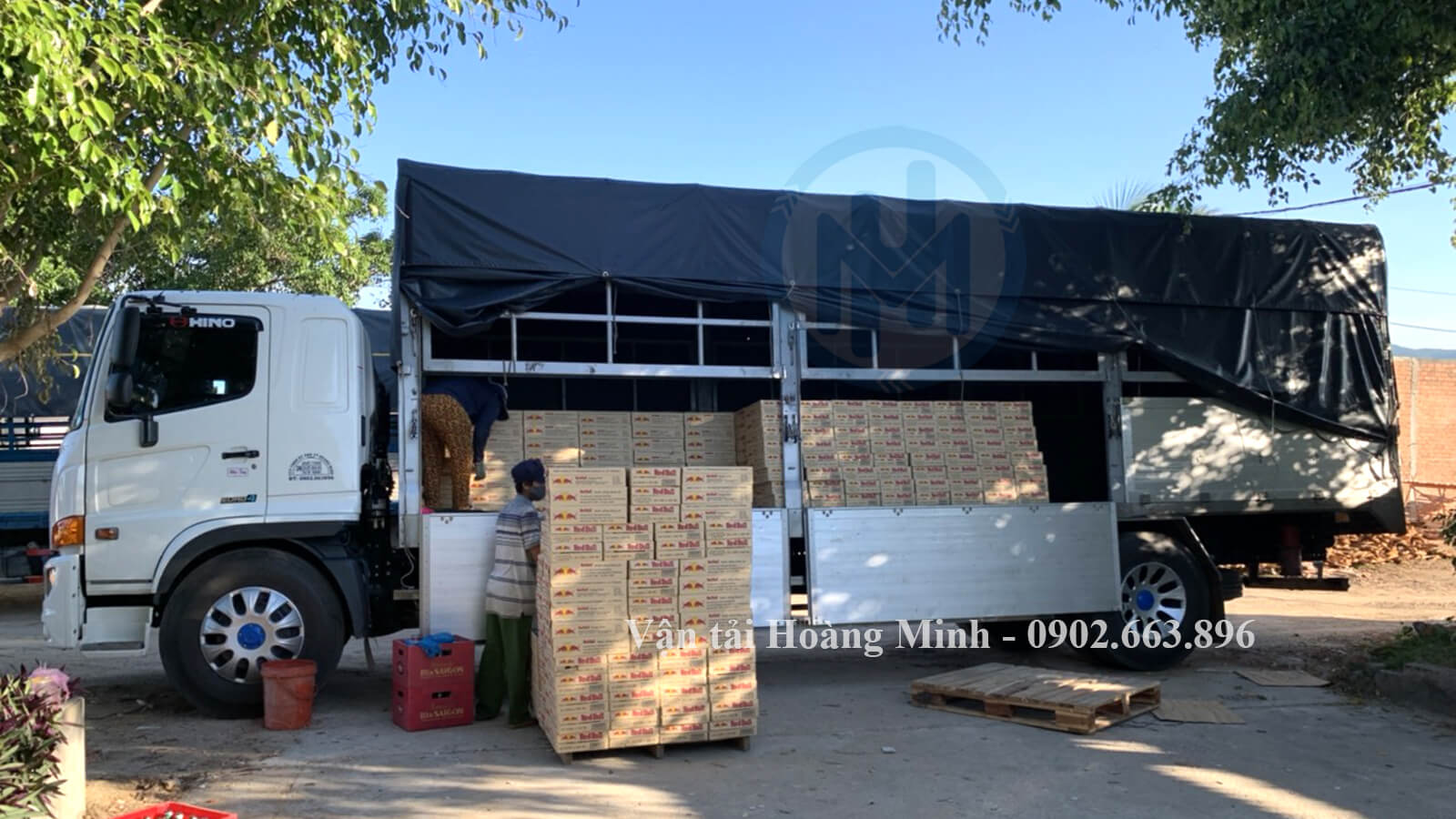 Xe tải chở hàng tiêu dùng từ Long Khánh đi Cần Thơ