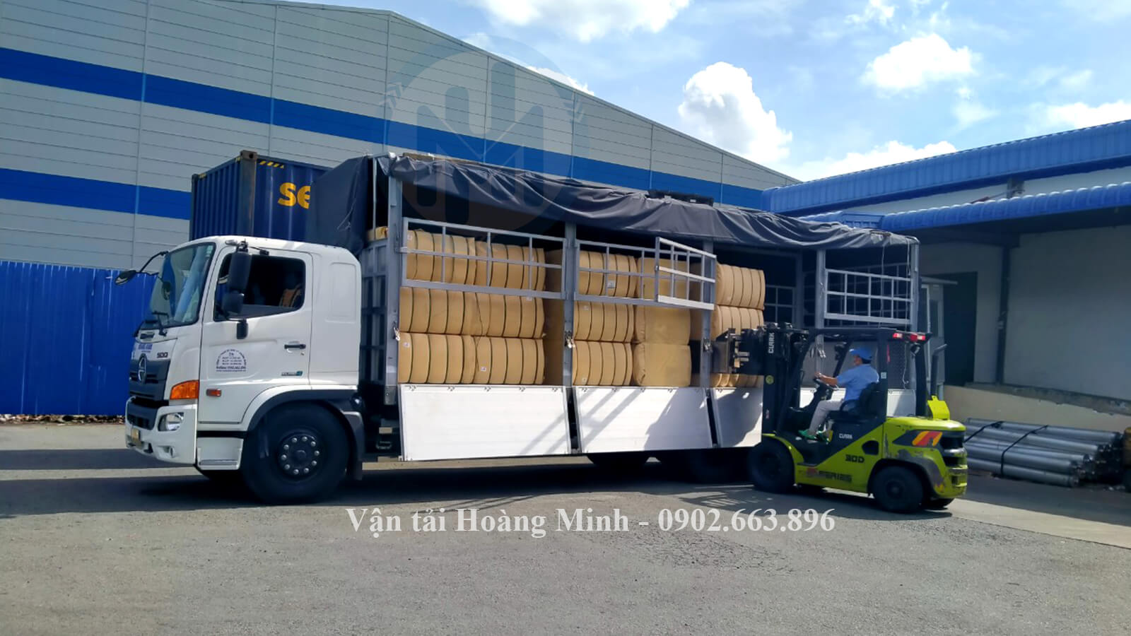 Xe tải chở hàng tại các khu công nghiệp trọng điểm nội thành Long Khánh