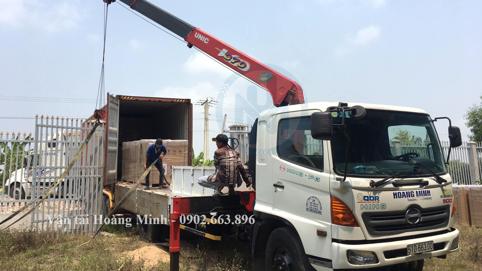 Hình ảnh xe cẩu Hoàng Minh cẩu hàng cho khách tại khu vực Thuận An.jpg