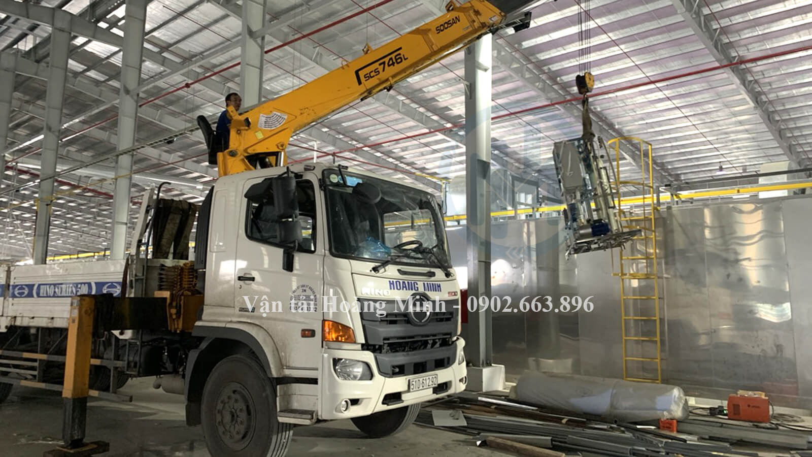 Nhận cẩu hàng các trang thiết bị, thanh sắt tại các kho xưởng của khách hàng.jpg Nhận cẩu hàng các trang thiết bị, thanh sắt tại các kho xưởng của khách hàng.jpg