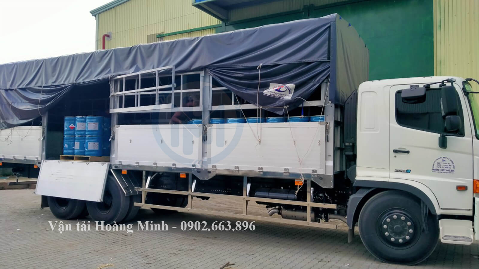 Hình ảnh nhân viên Hoàng Minh vận chuyển hoá chất bằng xe tải chở hàng tại KCN Mỹ Thanh, Sóc Trăng.jpg