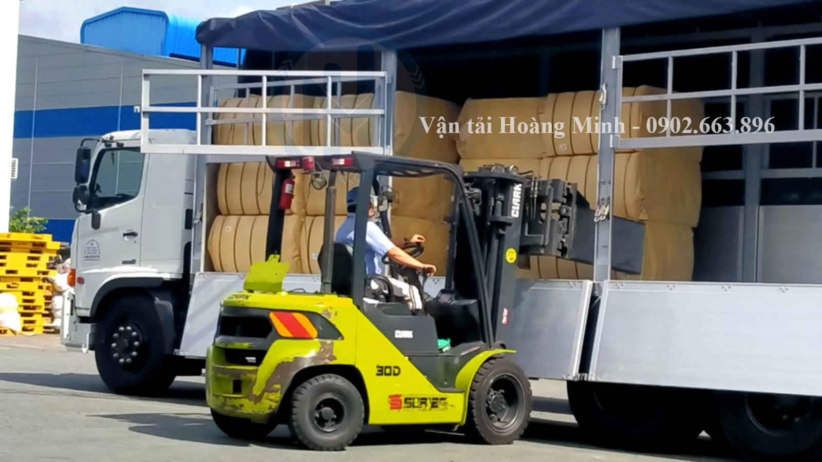 Hình ảnh nhân viên sử dụng xe nâng di dời hàng hoá lên xe tải để chở hàng cho khách tại Vĩnh Long đi nơi khác.jpg
