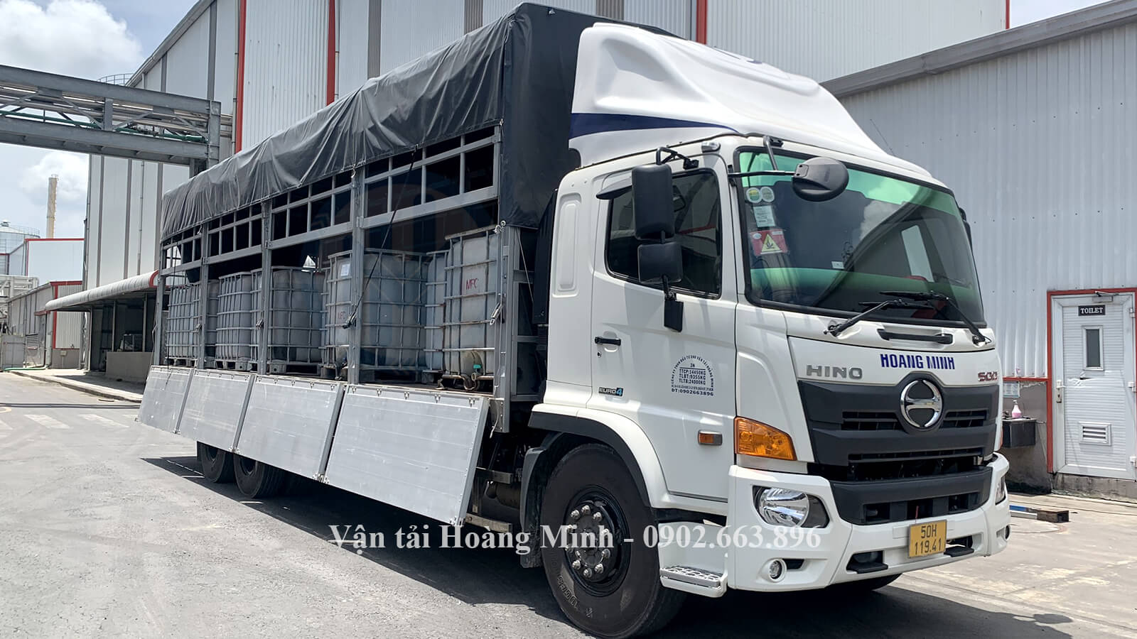 Hình ảnh nhân viên điều khiển xe tải chở các thùng hoá chất cho khách tại KCN An Giang.jpg