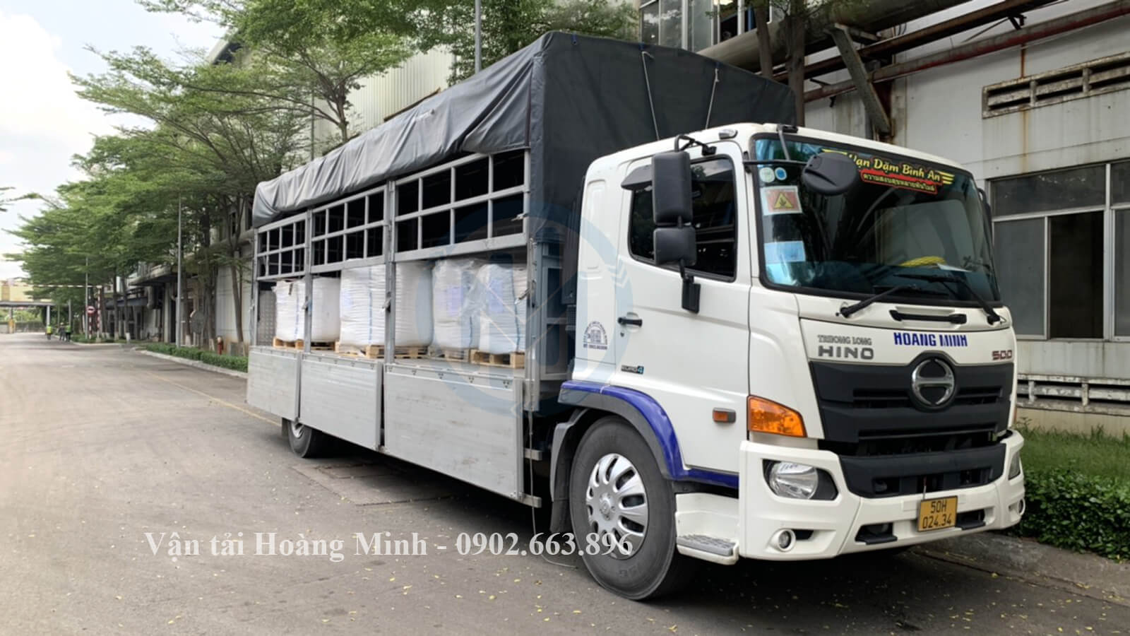 Hình ảnh xe tải Hoàng Minh chở các bao hạt nhựa đi KCN Ô Môn.jpg