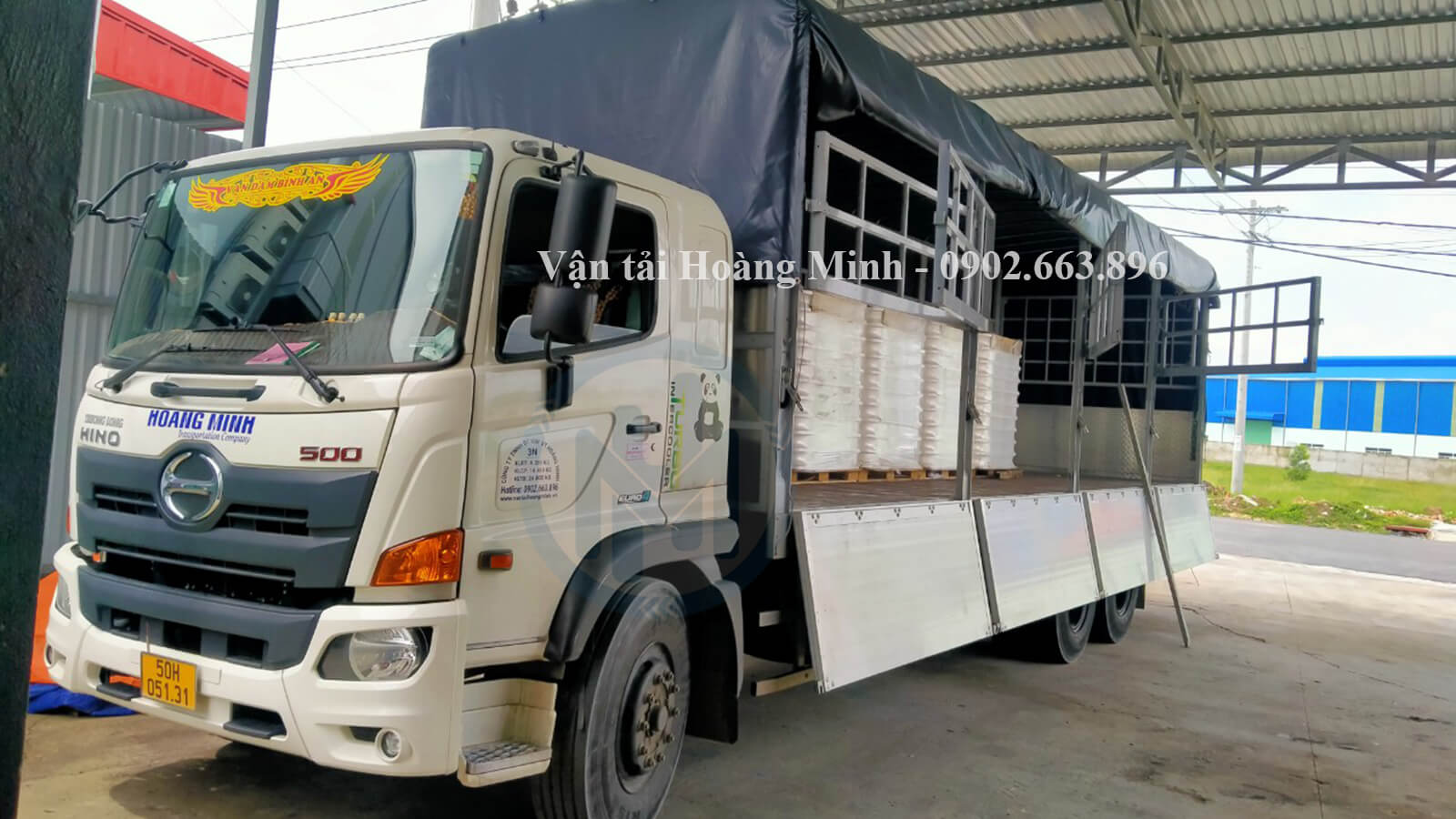 Hình ảnh xe tải Hoàng Minh chở hàng cho khách tại KCN Ô Môn.jpg