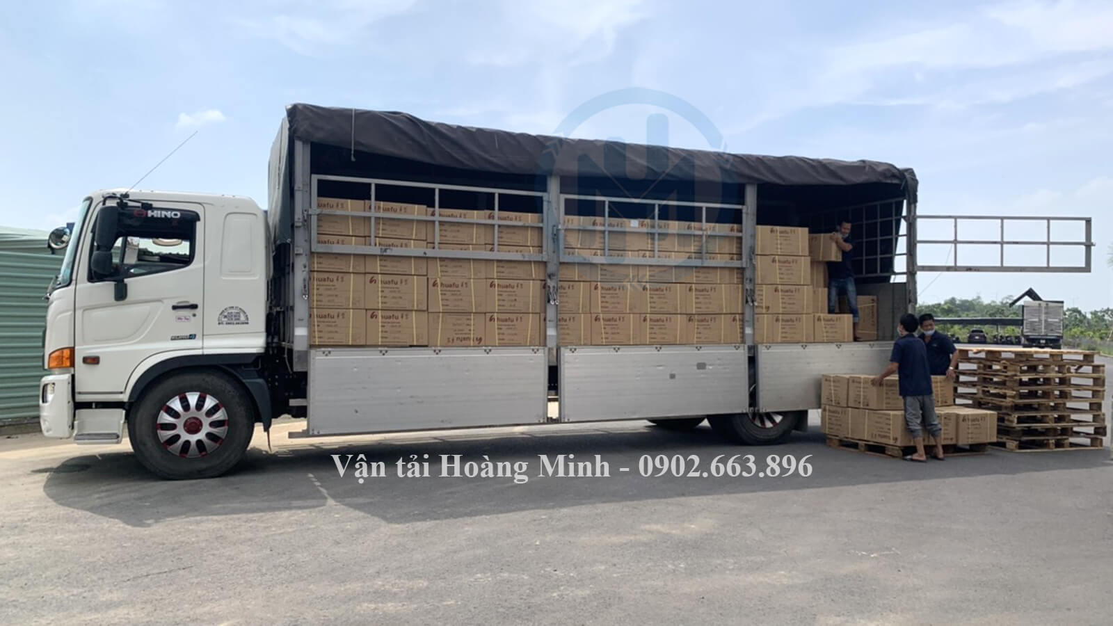 Hình ảnh xe tải Hoàng Minh chở hàng linh kiện điện tử cho khách hàng tại Quận 1