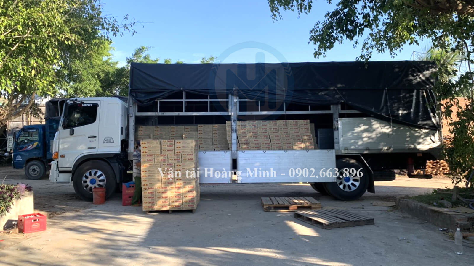 Hình ảnh xe tải Hoàng Minh chở hàng linh kiện điện tử cho khách tại Phong Điền đi Long An.jpg