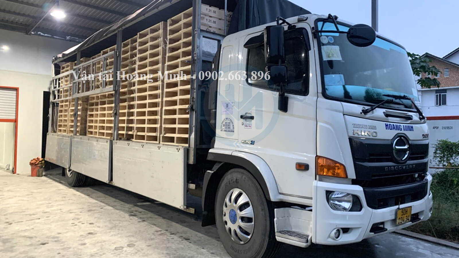 Hình ảnh xe tải Hoàng Minh vận chuyển hàng hóa cho khách hàng tại Quận 1
