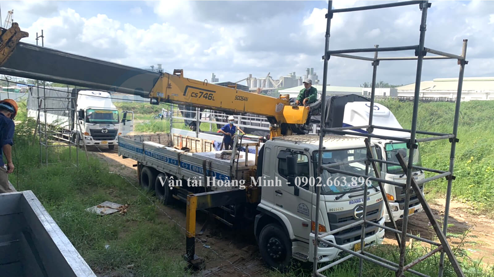Hình ảnh xe tải Hoàng Minh đang chở hàng VLXD tại công trình ở khu vực An Giang.jpg