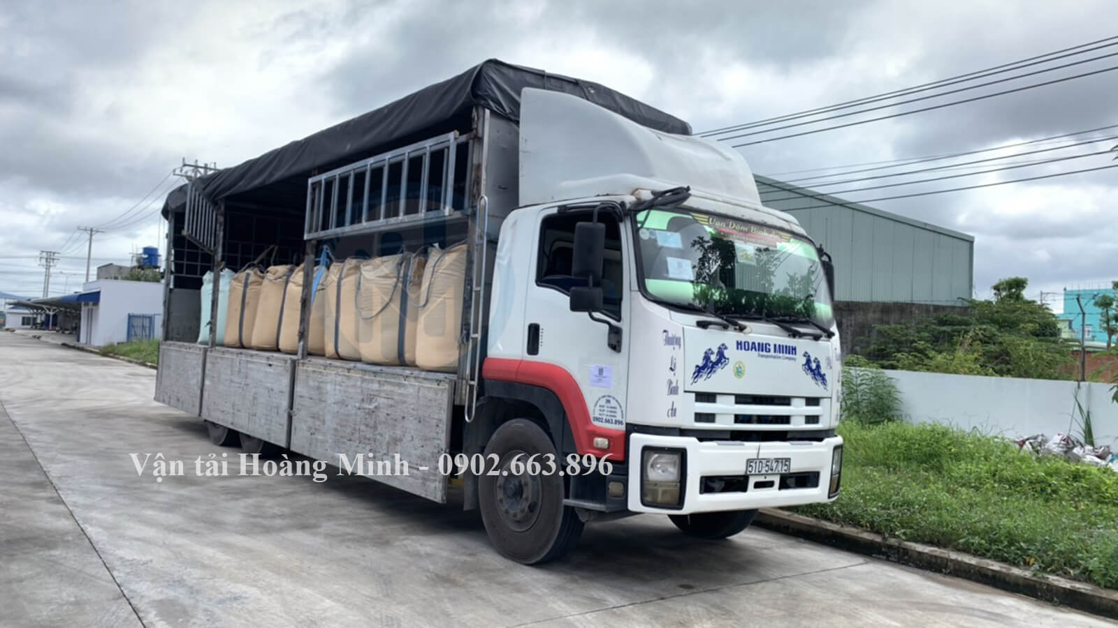 Hình ảnh xe tải chở hàng thức ăn chăn nuôi cho khách tại Cà Mau đi Bến Tre.jpg