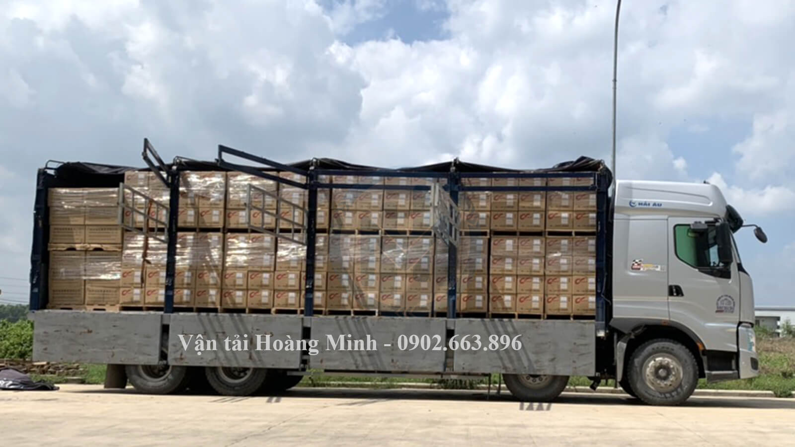 Hình ảnh xe tải chở hàng tiêu dùng được đóng thùng tại KCN Bình Tân tỉnh Vĩnh Long đi Long An.jpg