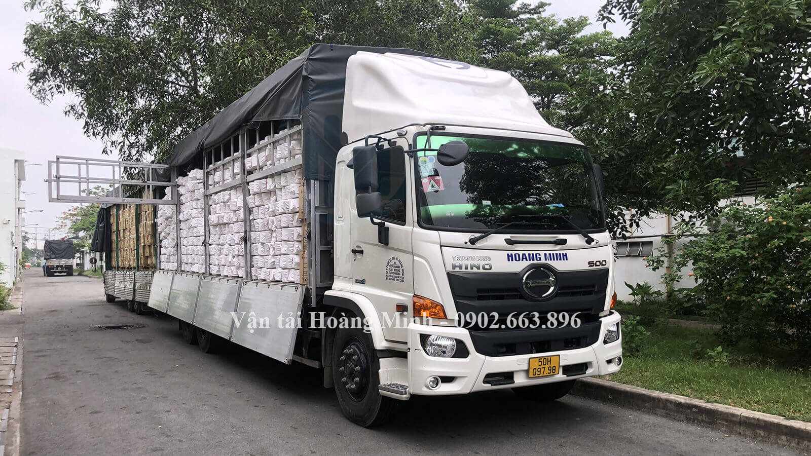 Xe tải Hoàng Minh nhận chở hàng cho khách tại các tỉnh Trà Vinh.jpg