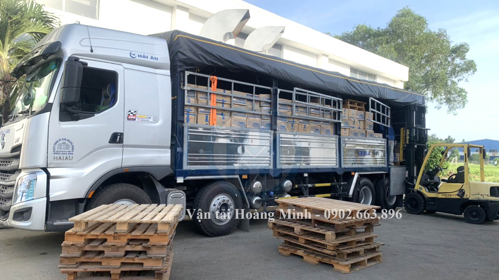 Xe tải Hoàng Minh nhận vận chuyển hàng sơn, bột trét cho khách đi KCN Sông Hậu tại tỉnh Đồng Tháp.jpg