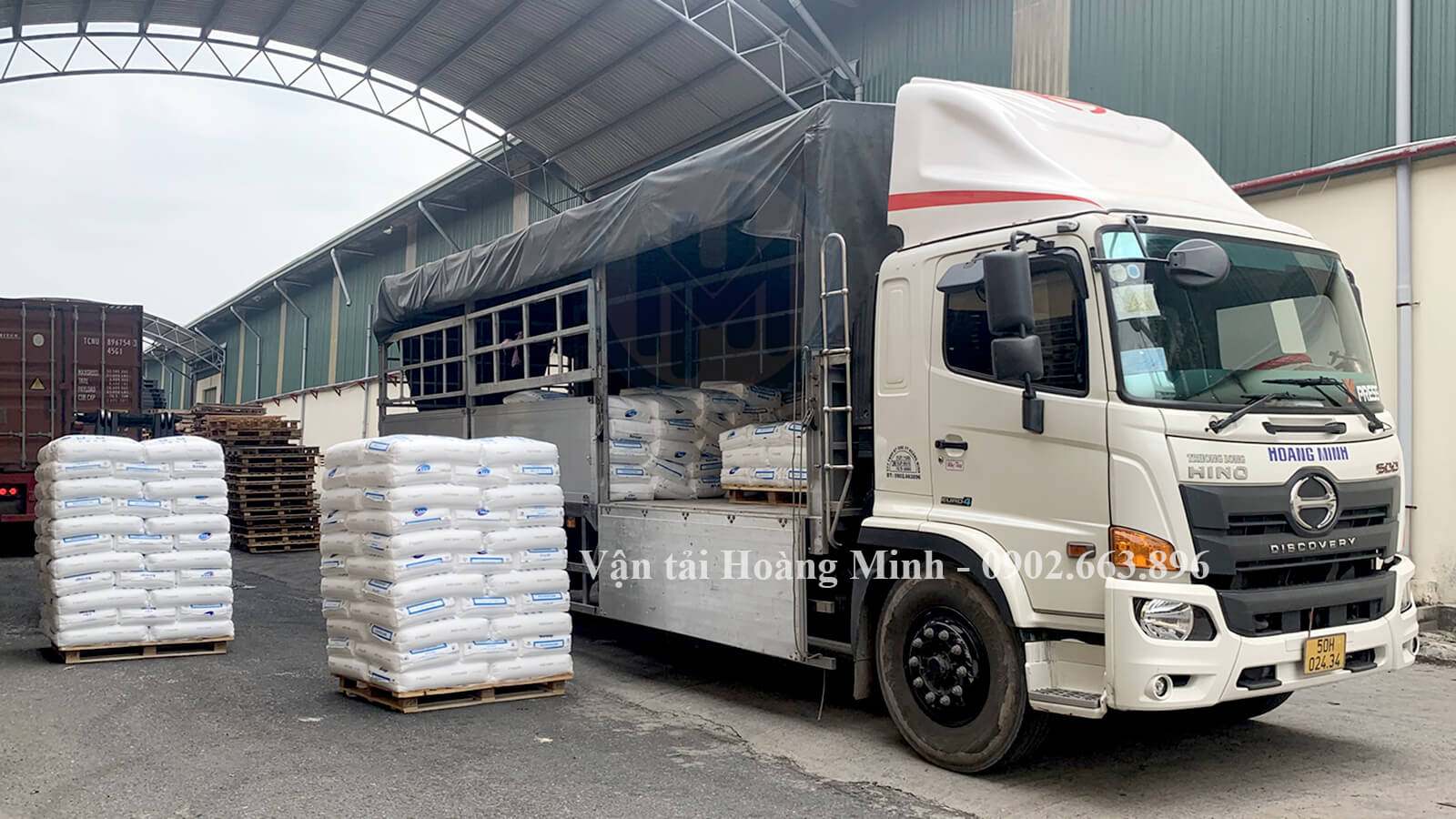 Xe tải Hoàng Minh vận chuyển hàng hoá bột trét cho khách hàng tại KCN Bình Long tỉnh An Giang.jpg