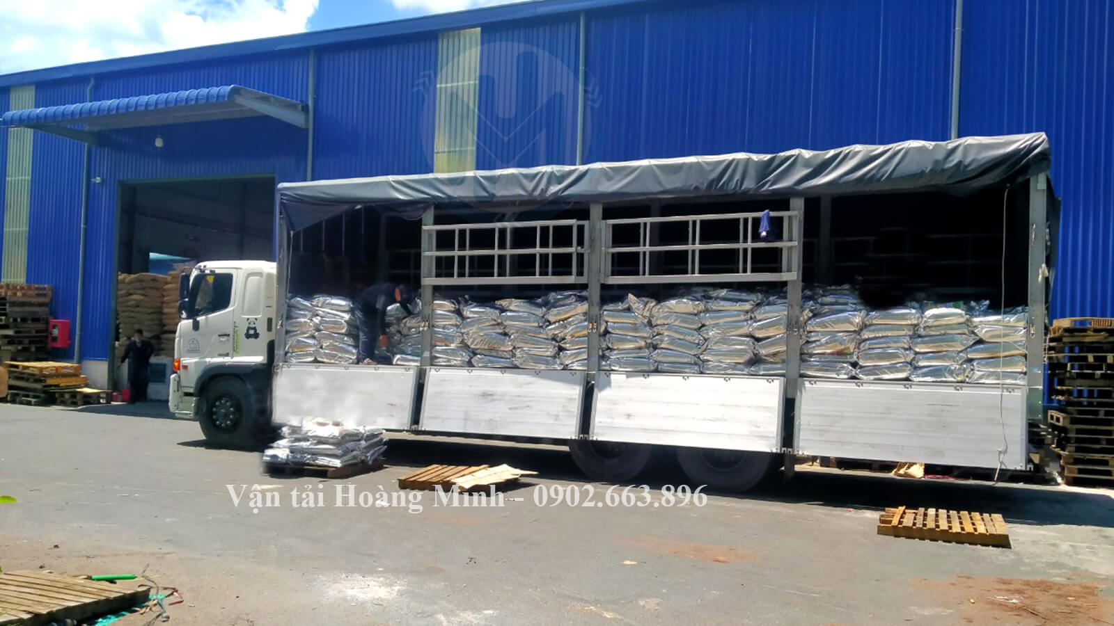 Xe tải Hoàng Minh đang được sắp xếp vận chuyển hàng hoá cho khách tại kho xưởng Kiên Giang.jpg