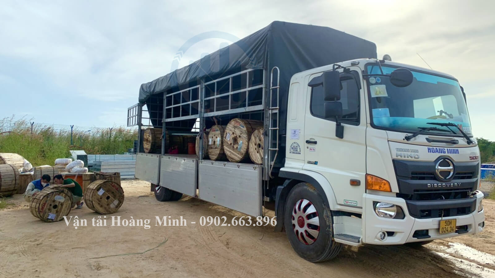 Xe tải chở hàng cuộn cấp đồng tại Huyện Càng Long, Trà Vinh.jpg