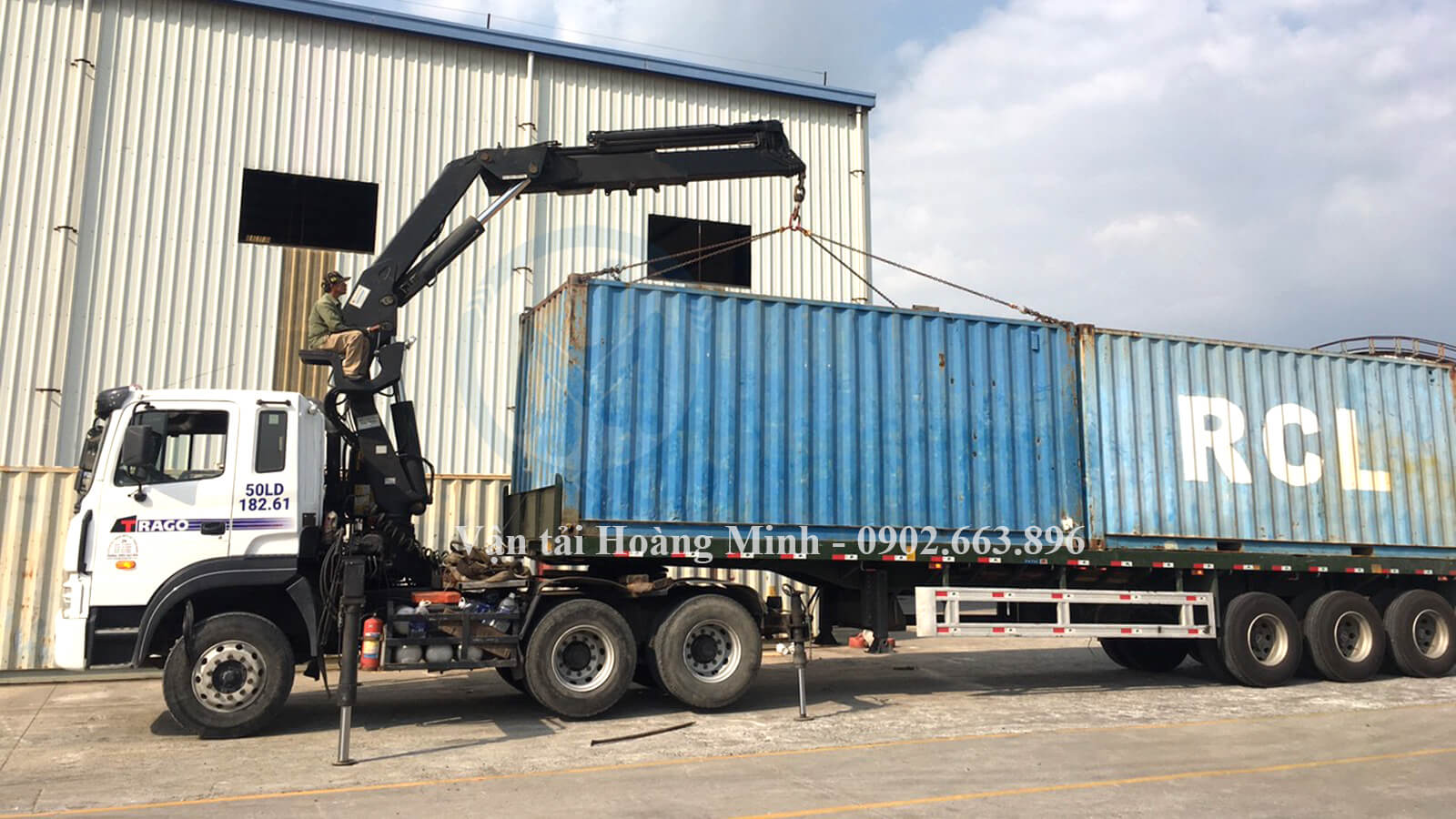 hình ảnh xe đầu kéo cẩu vận chuyển container tại thành phố tân an