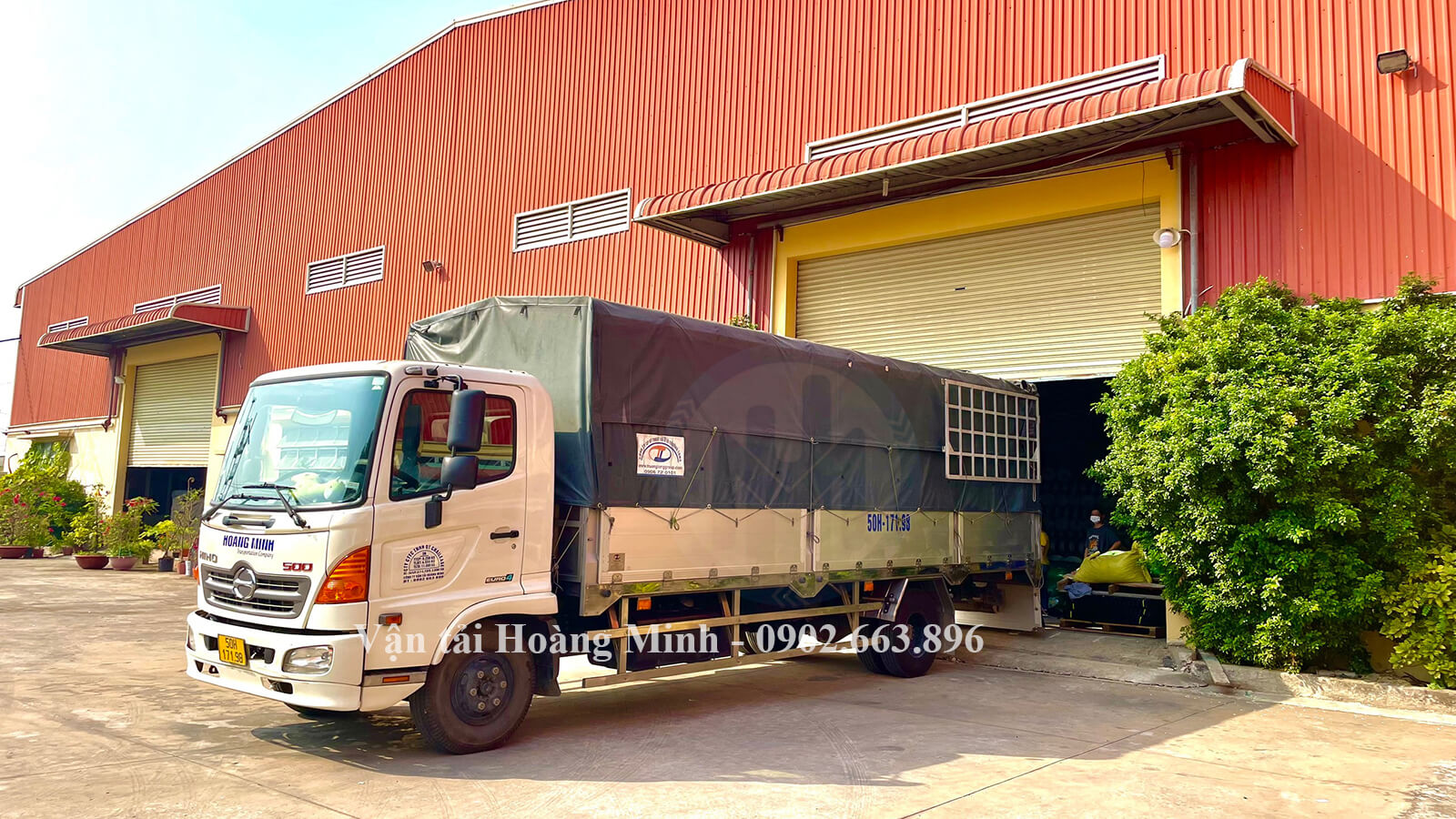 Hoàng Minh vận chuyển hàng hoá bằng xe tải cho khách tại KCN Hội An.jpg