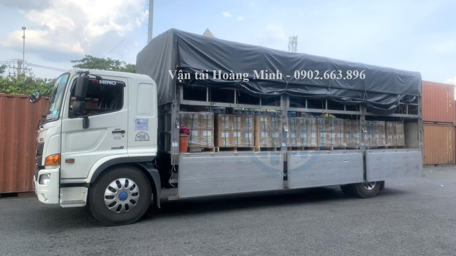 Hình ảnh nhân viên Hoàng Minh vận chuyển hàng tiêu dùng cho khách tại Đồng Tháp.jpg