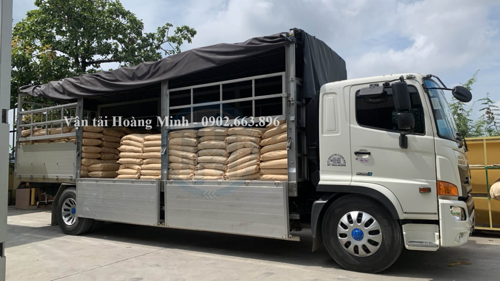 Hình ảnh xe tải Hoàng Minh vận chuyển bao hạt nhựa cho khách đi An Giang.jpg