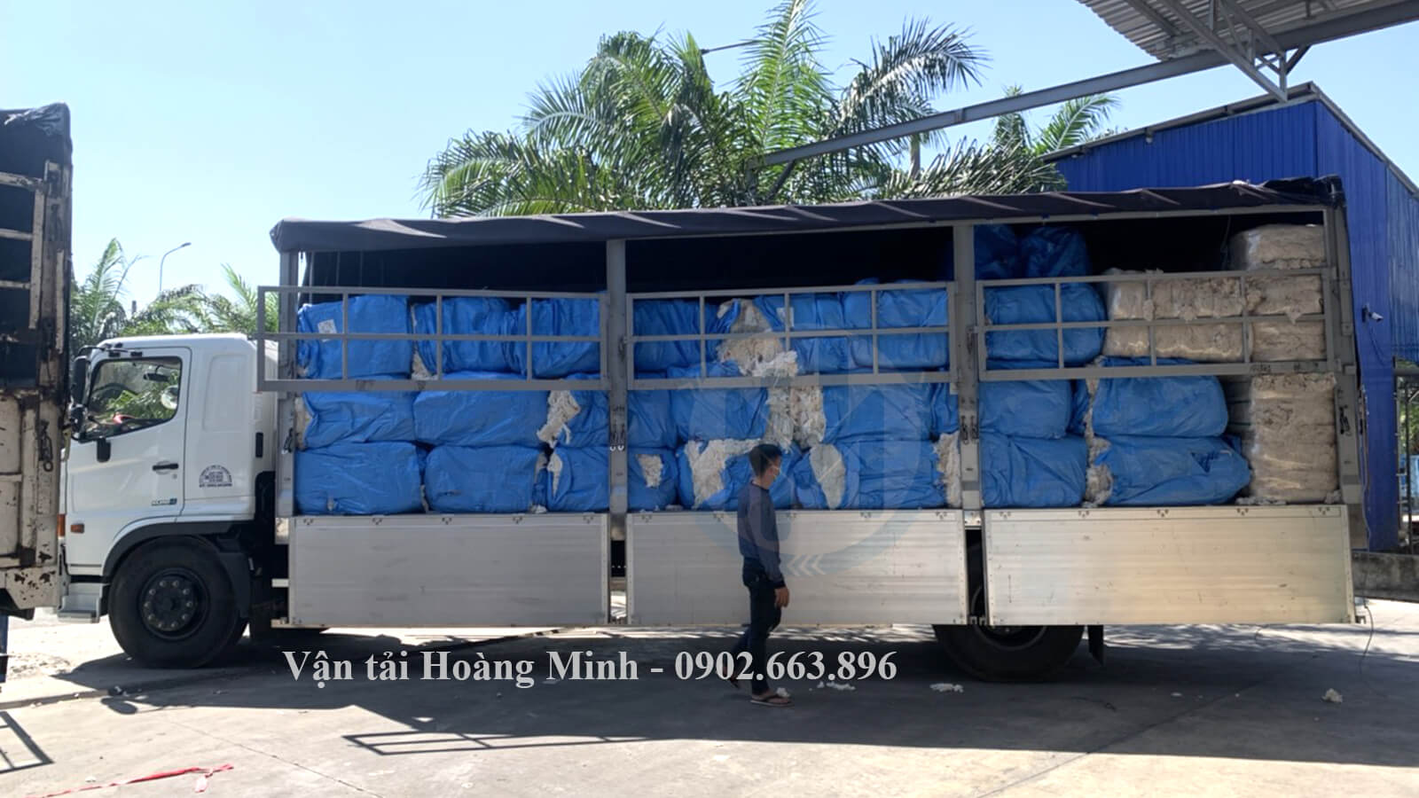 Hình ảnh xe tải Hoàng Minh vận chuyển hàng bao bì cho khách đi các tỉnh.jpg