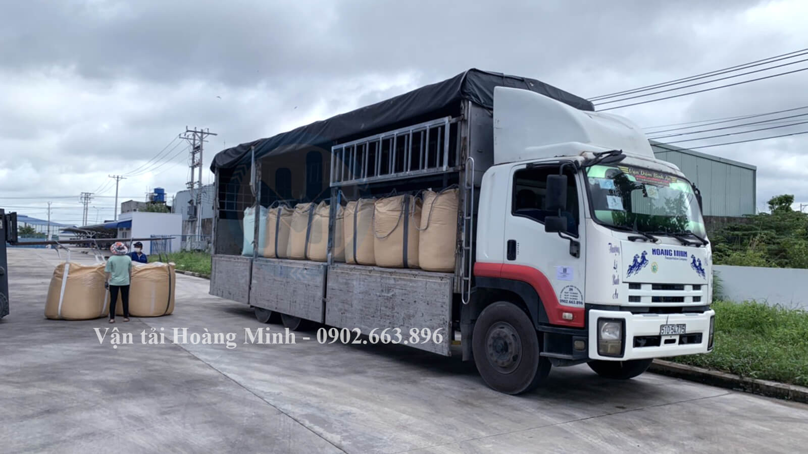 Xe tải Hoàng Minh vận chuyển hàng bao bì cho khách tại khu vực huyện Châu Thành.jpg