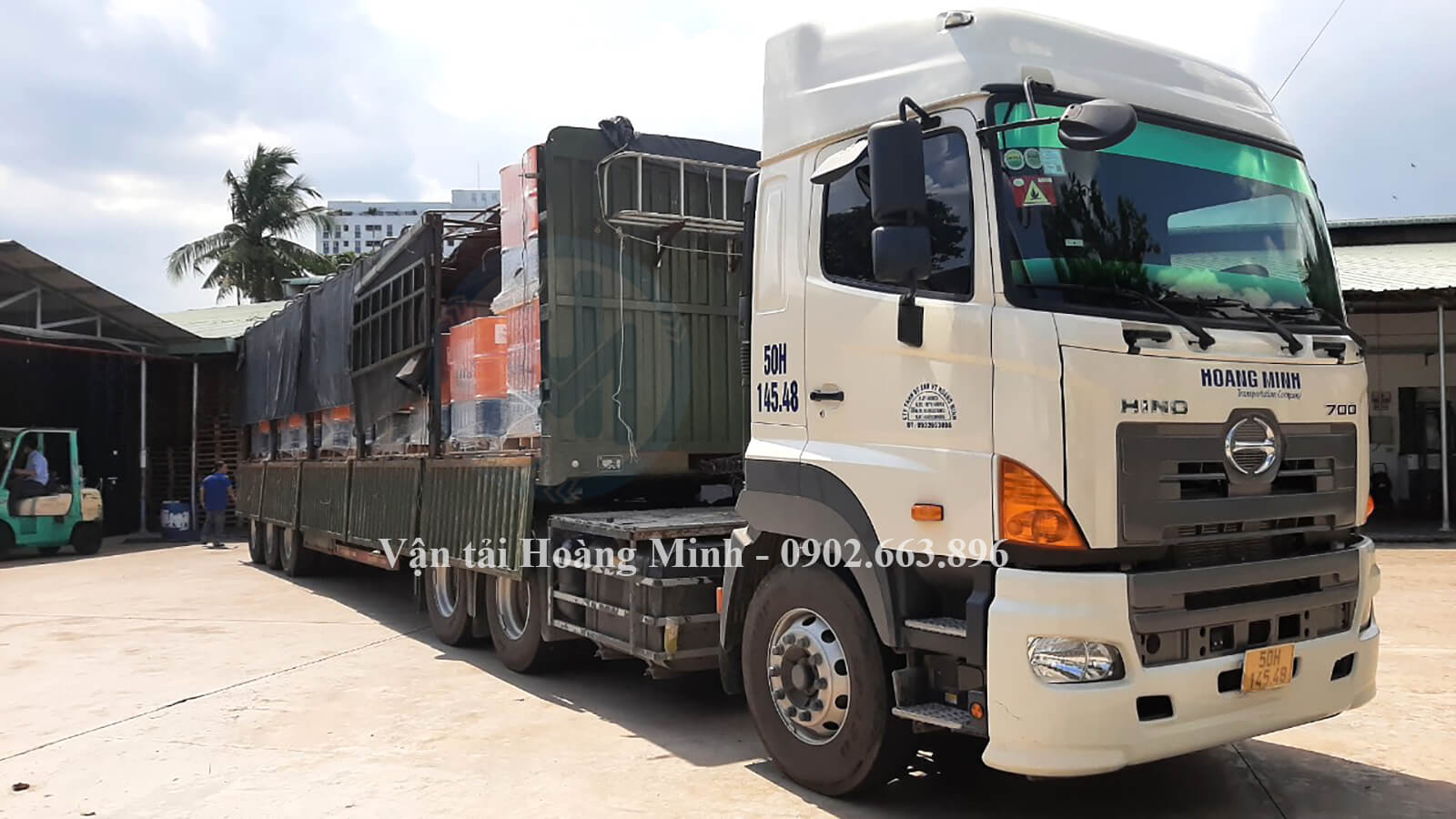 Hàng Hóa Được Xe Đầu Kéo Của Hoàng Minh Chở Tại Tây Ninh