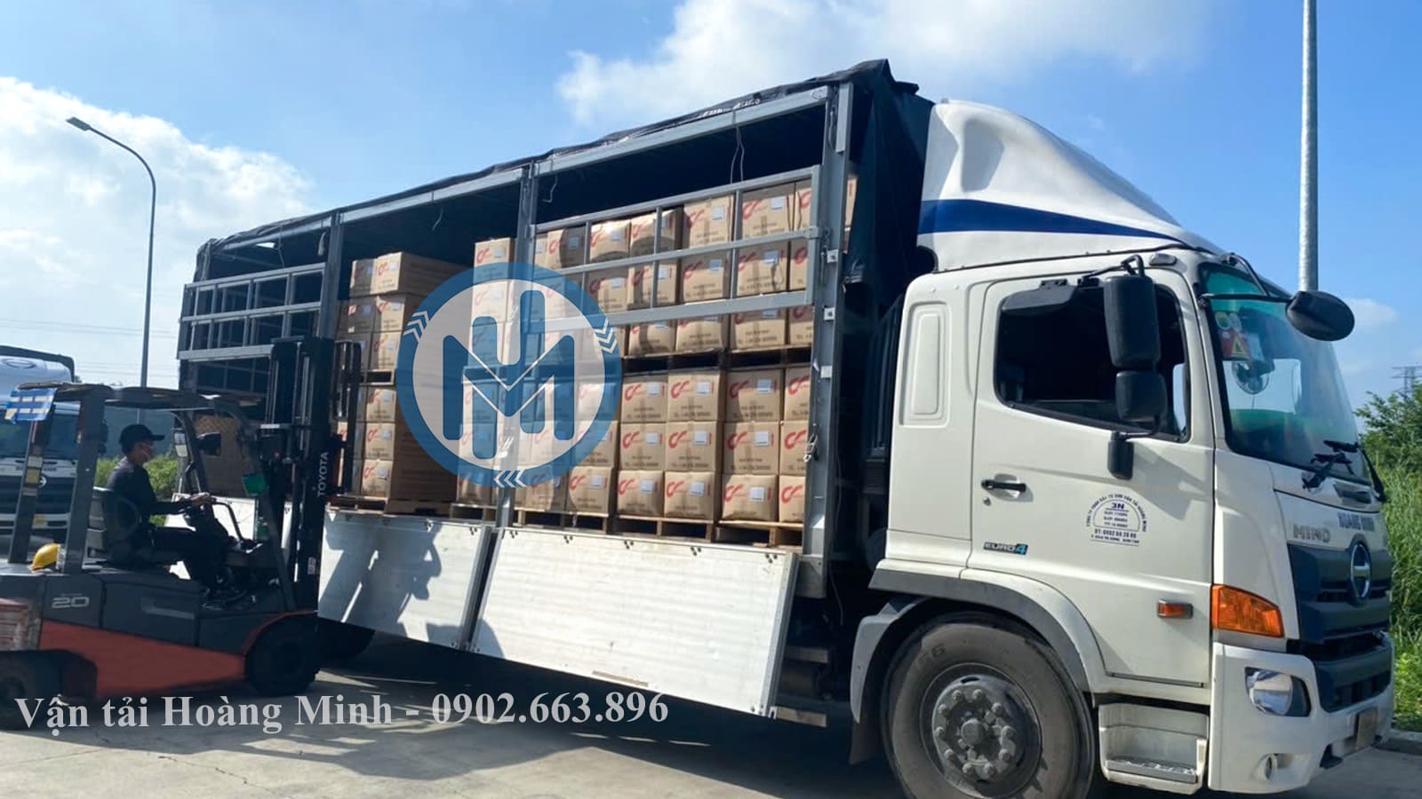 Xe nâng hỗ trợ sắp xếp hàng hóa gửi đi của khách tại kho của Hoàng Minh