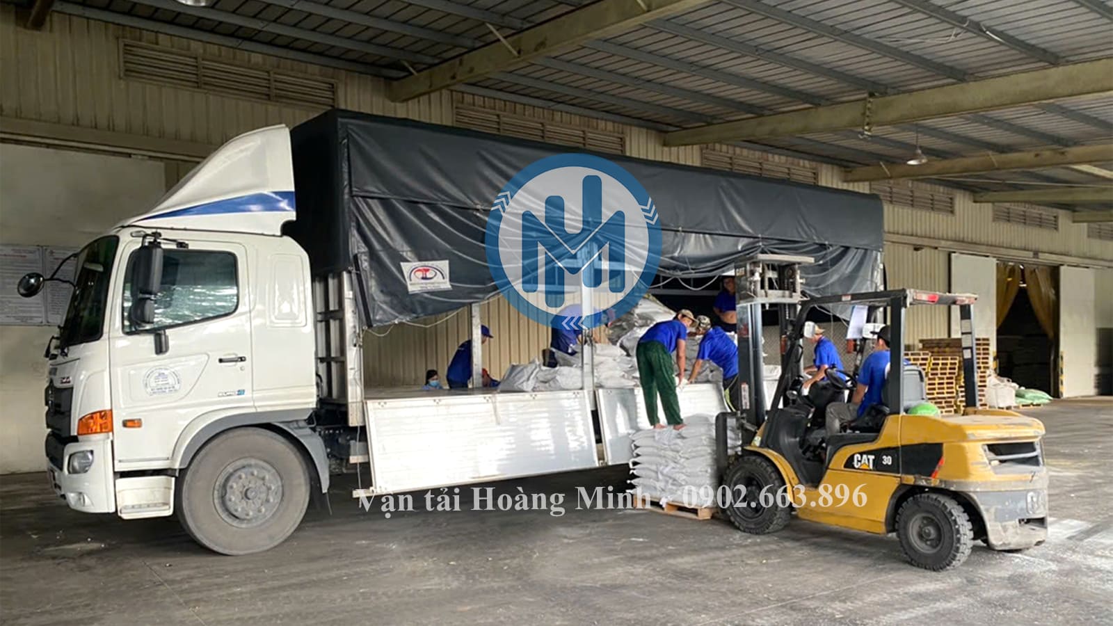 Xe nâng hỗ trợ xếp hàng hóa để vận chuyển háng hóa từ Sài Gòn đi Quảng Ninh