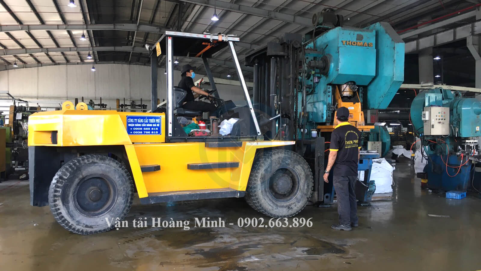 Hình Ảnh Nhân Viên Hoàng Minh Thực Hiện Nâng Hạ Hàng Hóa Cho Khách Hình Ảnh Nhân Viên Hoàng Minh Thực Hiện Nâng Hạ Hàng Hóa Cho Khách