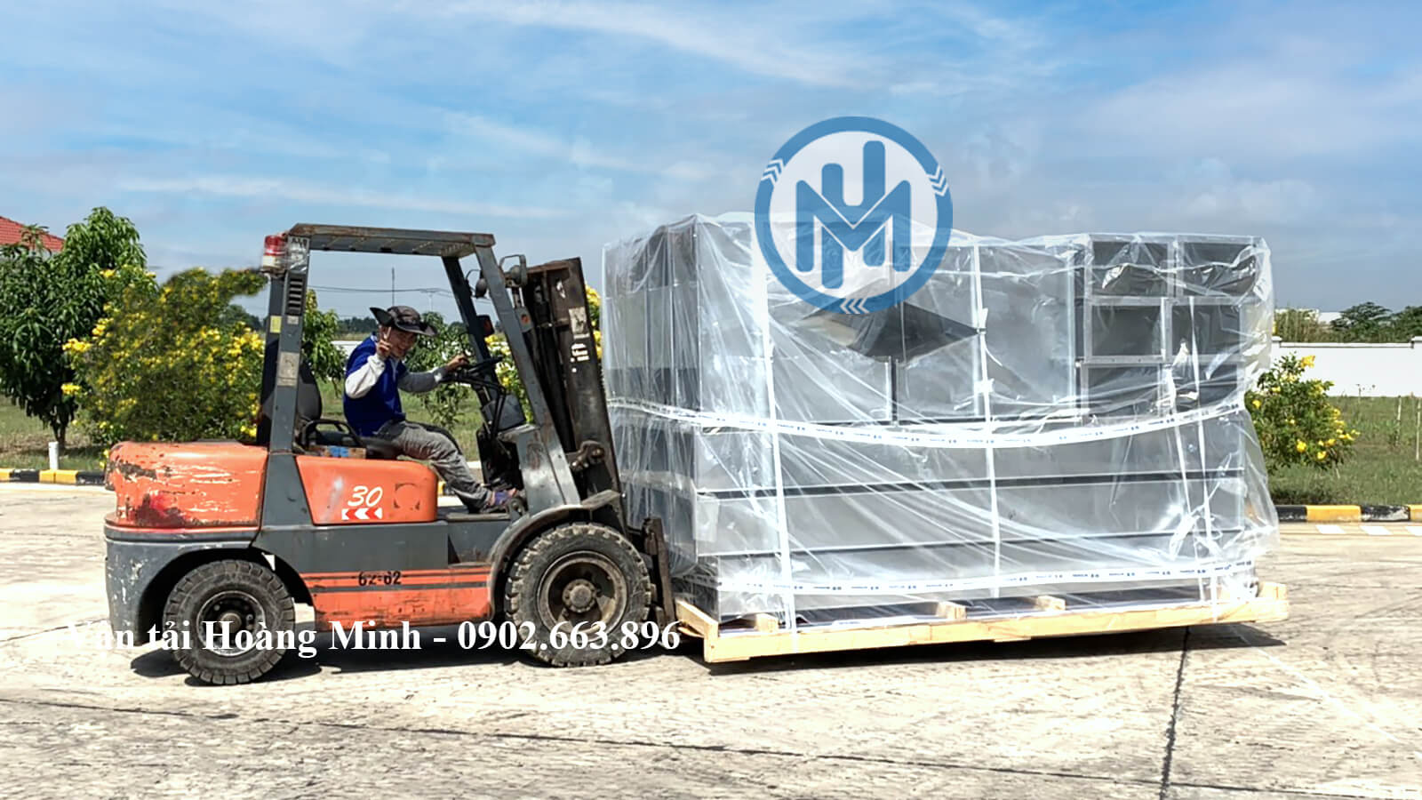 Nhân viên kéo hàng vật liệu bằng xe nâng cho khách