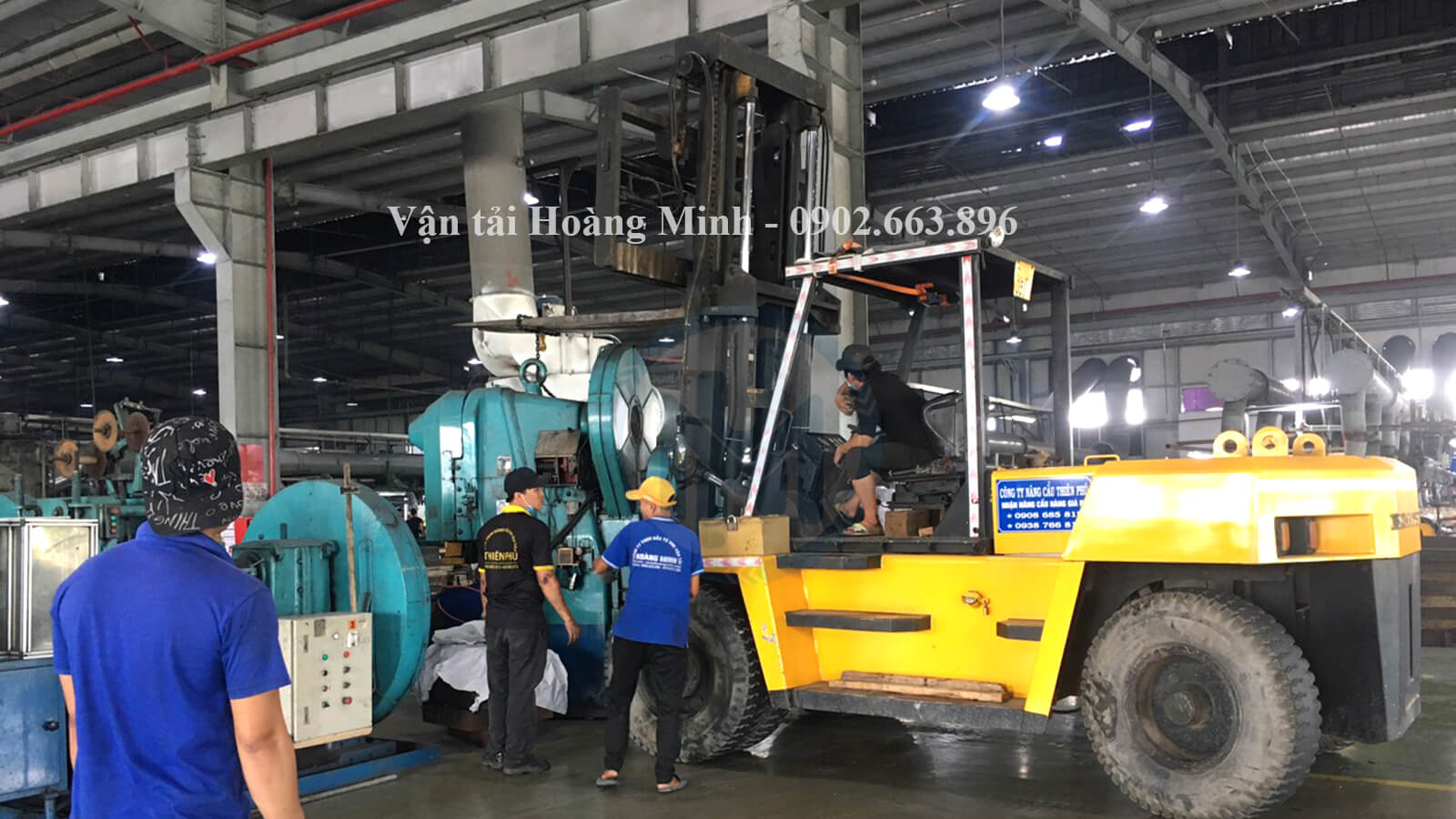 Tài xế xe nâng Hoàng Minh phục vụ khách tại Kiên Giang