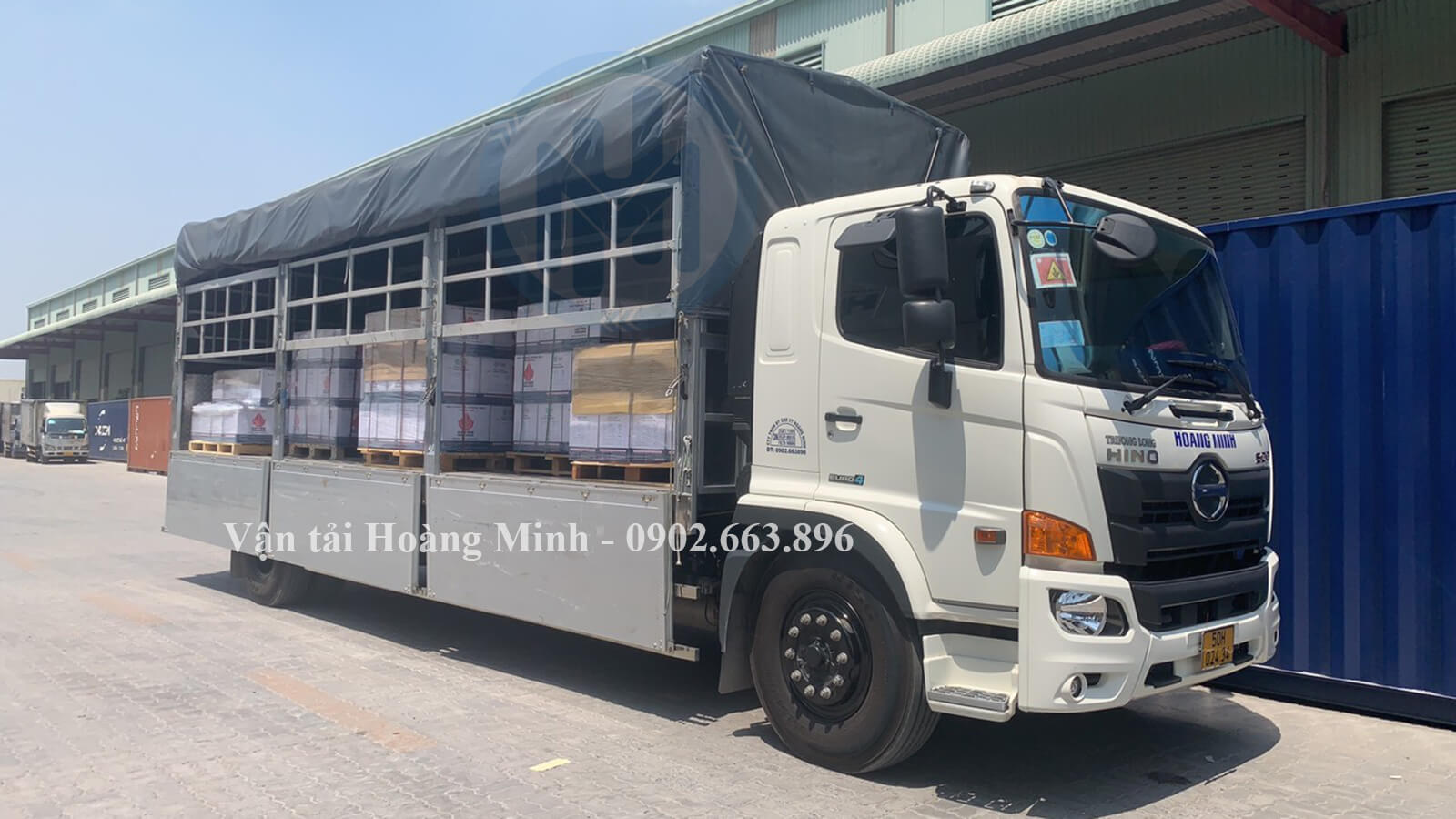 Xe tải chở hàng gia dụng