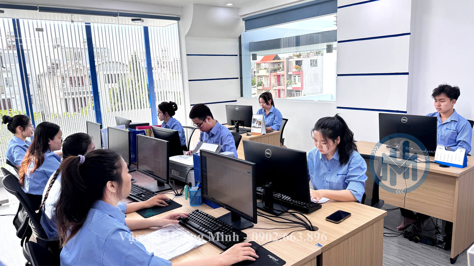 Nhân viên Hoàng Minh hỗ trợ dịch vụ nhiệt tình