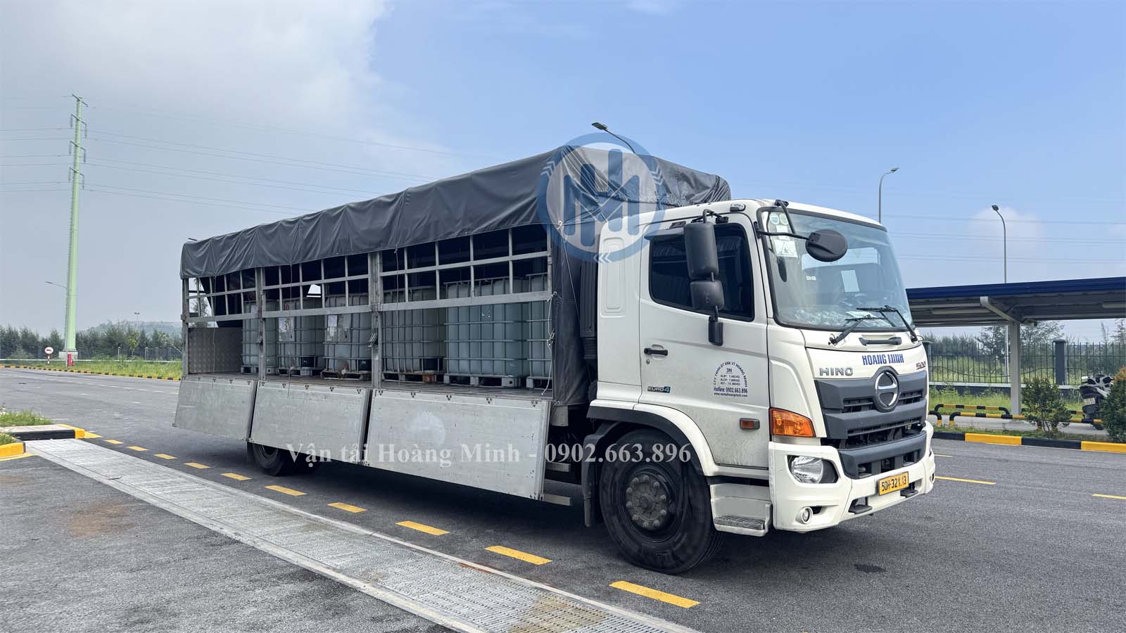 Xe tải vận chuyển hàng hoá nhanh chóng tại cảng SPCT