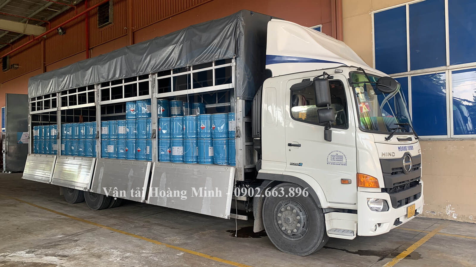 Xe tải chở hàng hóa dầu nhớt Xe tải chở hàng hóa dầu nhớt