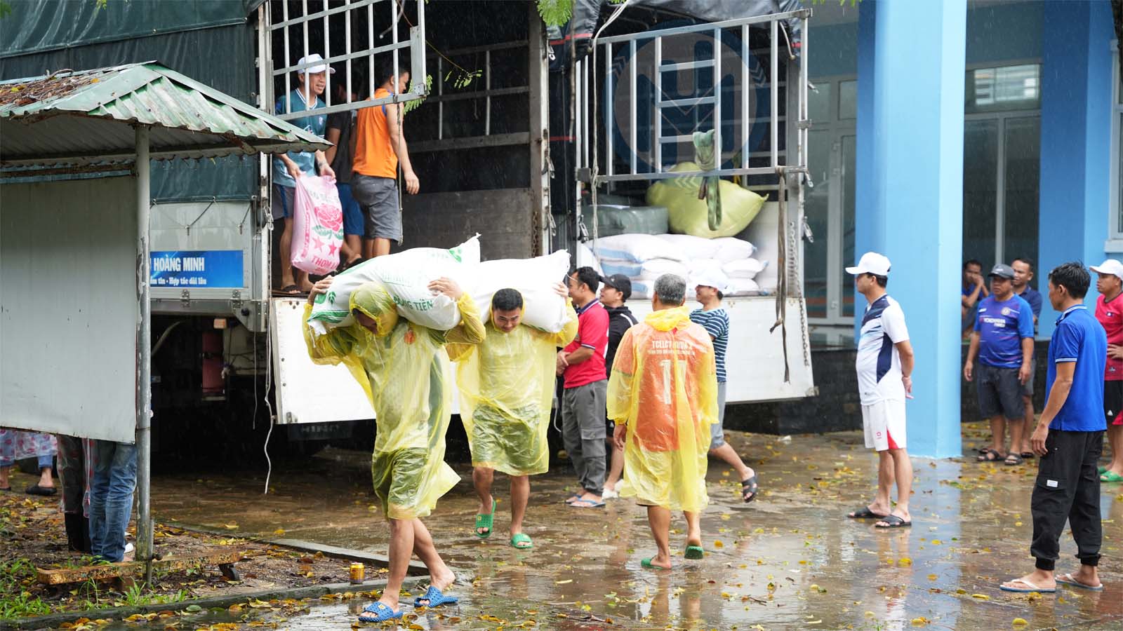 Người trong đơn vị cứu trợ ra nhận hàng khi xe tới Thành phố Huế Người trong đơn vị cứu trợ ra nhận hàng khi xe tới Thành phố Huế