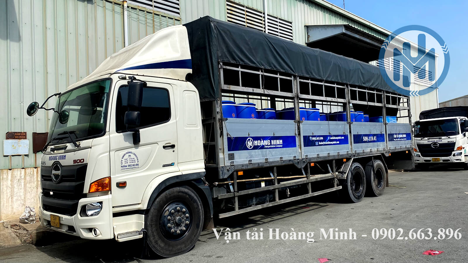 Xe tải chở hàng phuy hóa chất